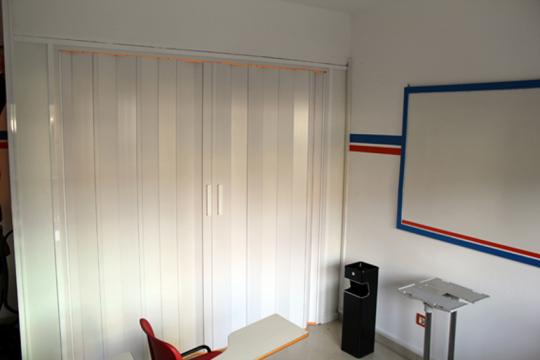Mampara con puerta plegable