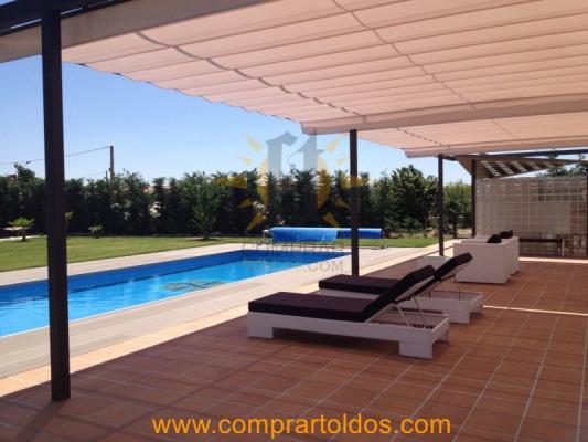 Toldos junto a la piscina