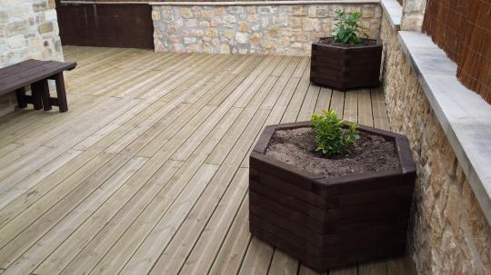Suelo antideslizante + jardineras