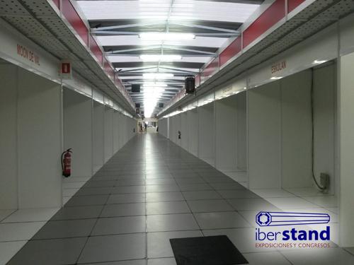 stands exteriores con pasillo cubierto y tarima