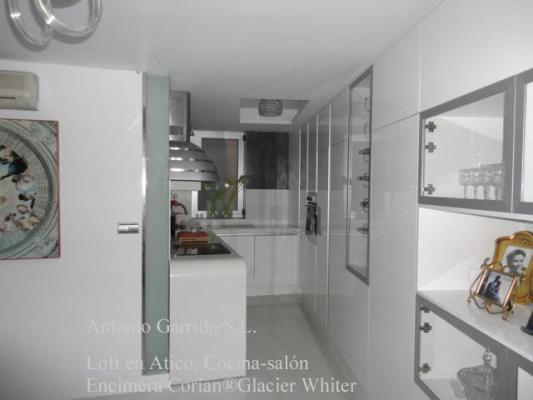 Cocina con mueble salón Corian®
