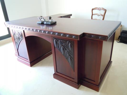 Mesa de despacho en estilo modernista