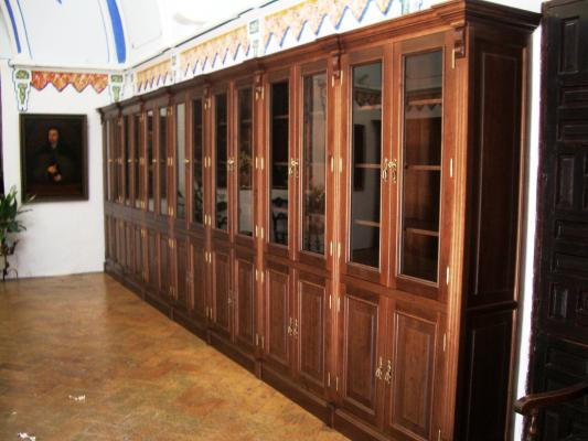 Libreria en madera de pino teñida.