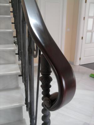 Arranque de pasamanos en madera de Kotibe teñida.