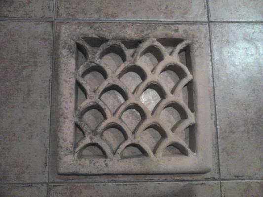 Rejilla antigua de 30 x 30 centímetros de barro