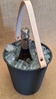 Champañas con asa de cuero.