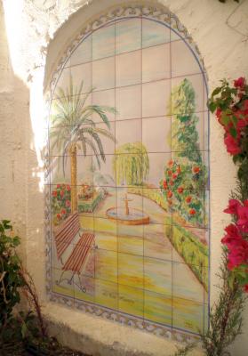 Jardín con banco y fuente