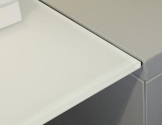 Detalle mesa piel y vidrio Deck
