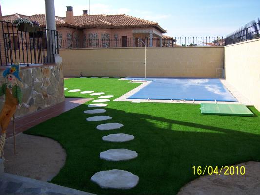 césped artificial ecocestal con piscina