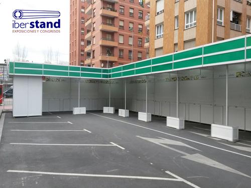 estands exteriores con pasillo cubierto