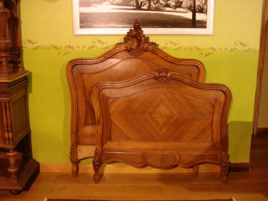 CAMA ESTILO LUIS XV EN MADERA DE NOGAL  