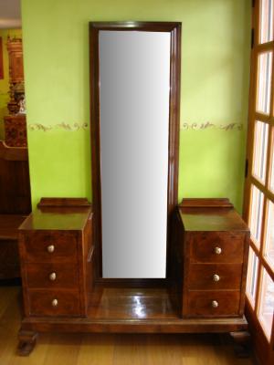 COMODA TOCADOR DECO RAIZ DE NOGAL PP SIGLO XX  REF: 2 / Estado: Disponible  1000 EUR  DIMENSIONES EN MTS. 1,20.de ancho x 1,50 de alto x 0,40 de fondo 