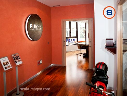 Rótulo interior para correduría de seguros Ruiz Re en Valencia. scalaimagen.com
