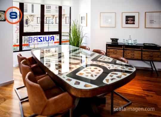Diseño y fabricación de mesa para sala de juntas para Ruiz Re, en Valencia. scalaimagen.com