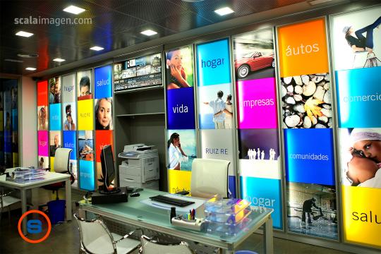 Equipamiento y decoración de oficina. Plafones iluminados. scalaimagen.com