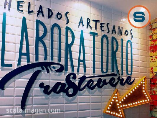 Rótulo corporeo con señalización vintage para Helados Artesanales Trastevere, Totana, Murcia.