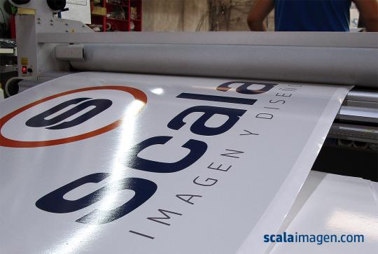 Impresión sobre vinilo con laminado brillante sobre pvc. scalaimagen.com