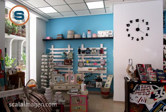 Detalle decoración interior tienda de regalos Mil ideas. scalaimagen.com