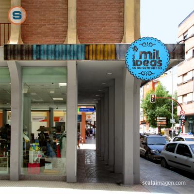 Marquesina con rótulo corpóres. Mil ideas, Lorca, Murcia. scalaimagen.com