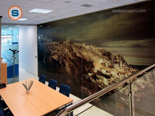Muro de cristal rotulado, interior sala de juntas de Jimhersa contratas y construcciones. scalaimage