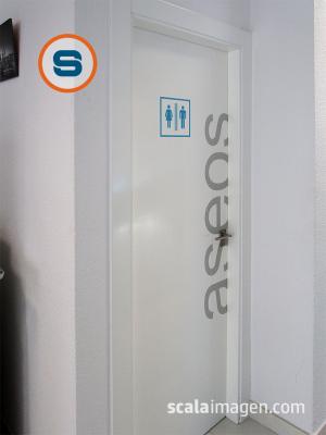 Rotulación de puerta de acceso a aseos. scalaimagen.com