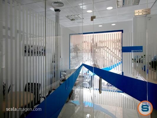 Interior de oficinas de Jimhersa, cristaleras  rotuladas con vinilo de corte. scalaimagen.com