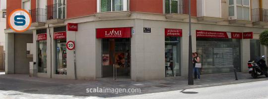 Rótulos luminosos y cristaleras en vinilo en Lami centro de estética, Lorca