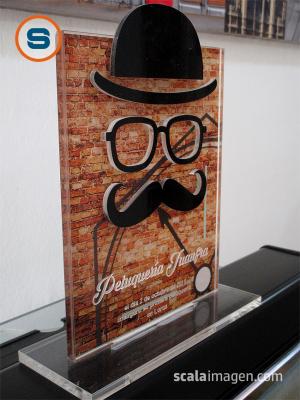 Trofeo en metacrilato corte láser con impresión digital . scalaimagen.com