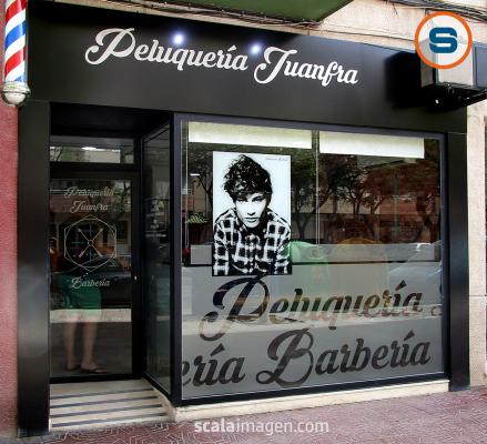 Fachada en Alubond negro con letras corpóreas en metacrilato blanco. scalaimagen.com