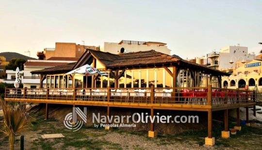 Chiringuito con terraza pilotada, cubierta en brezo. El Faro, Villaricoa