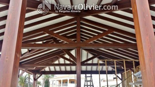 Interior de cubierta fabricada en madera laminada tratada.