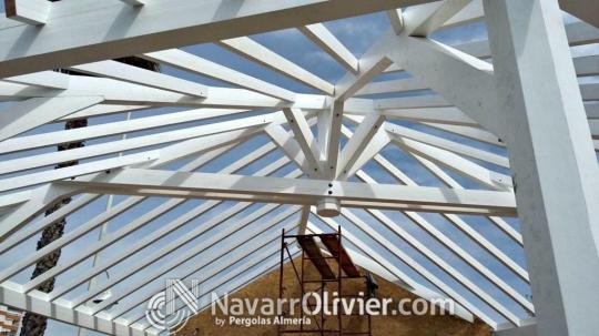 Estructura para cubierta construida en vigas de madera laminada acabado en blanco. Mágaga