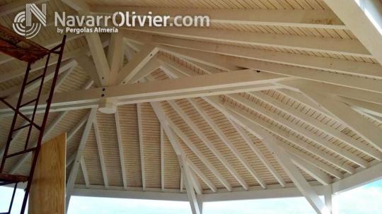 Interior de cubierta Hexagonal construida en vigas de madera con panel sandwich de aislación