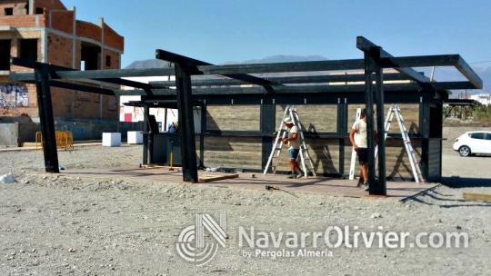 Chiringuito con pérgola adosada, construido en madera tratada.