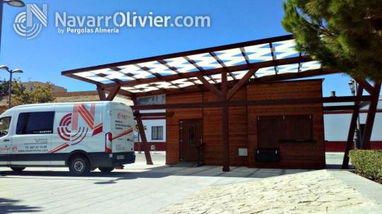 Chiringuito con pergola de sombraje en microperforado