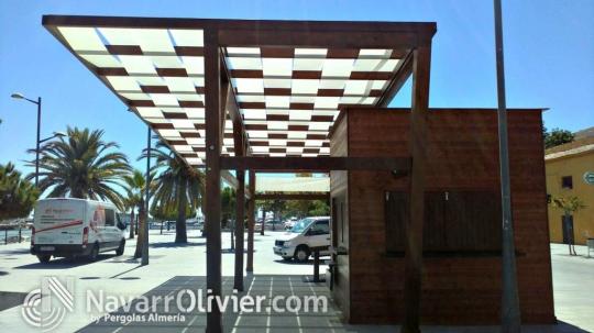 Caseta de construcción fija/desmontable con pérgola de diseño en madera y pvc microperforado