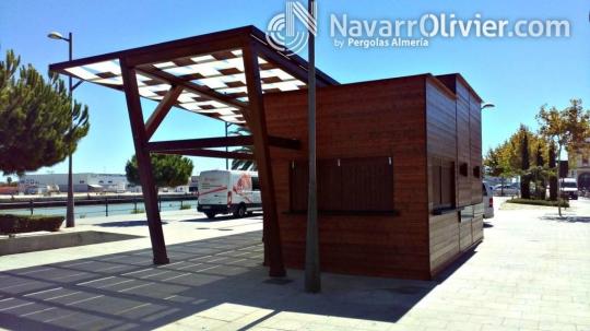 Chiringuito con pérgola para paseo peatonal