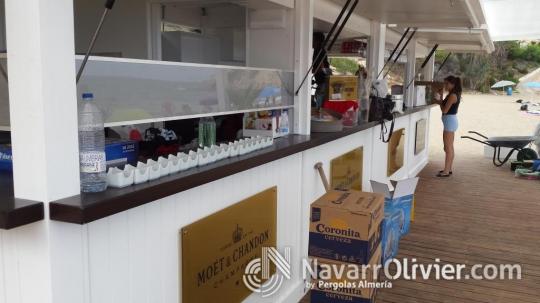 Barra de chiringuito desmontable con cocina bista