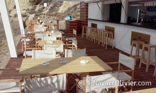 Terraza de chiringuito en tarima tratada con ranurado anti deslizante