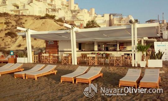 Chiringuito modular desmontable con terraza en tarima tratada antideslizante cubierta de pvc