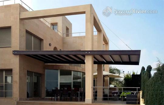 Pergola adozada con tensores construida en madera tratada