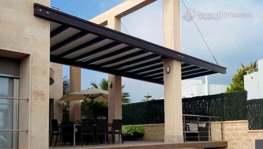 Pergola minimalista con voladizo estilo moderno