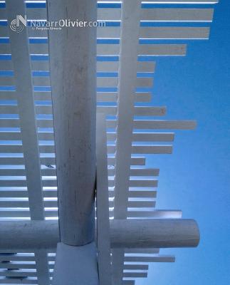 Pérgola de luz filtrada con listones de madera tratada en color blanco. www.navarrolivier.com