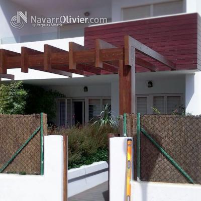 Pergola minimalista de madera tratada para terraza de duplex