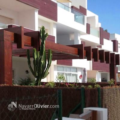 Pergola de diseño minimalista para duplex