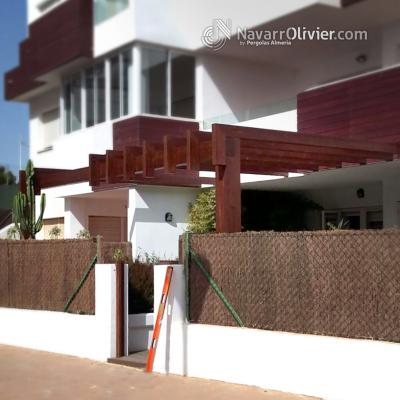 Pérgola decorativa en madera laminar tratada.