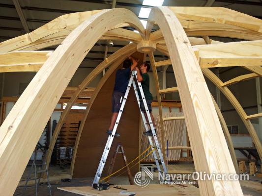 Construcción de estructura semicircular en vigas curvas laminadas.