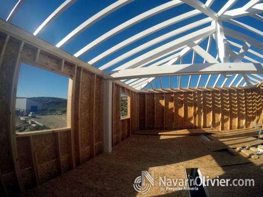 Segunda planta de vivienda construida en madera con cubierta a 4 aguas