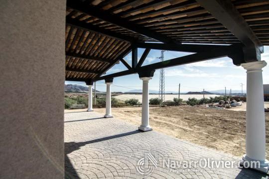 Porche exterior de vivienda pasiva construida en madera