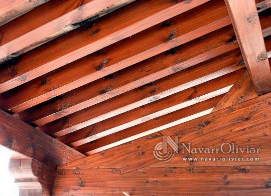 Tejado sobre estructura de vigas de madera rusticadas
